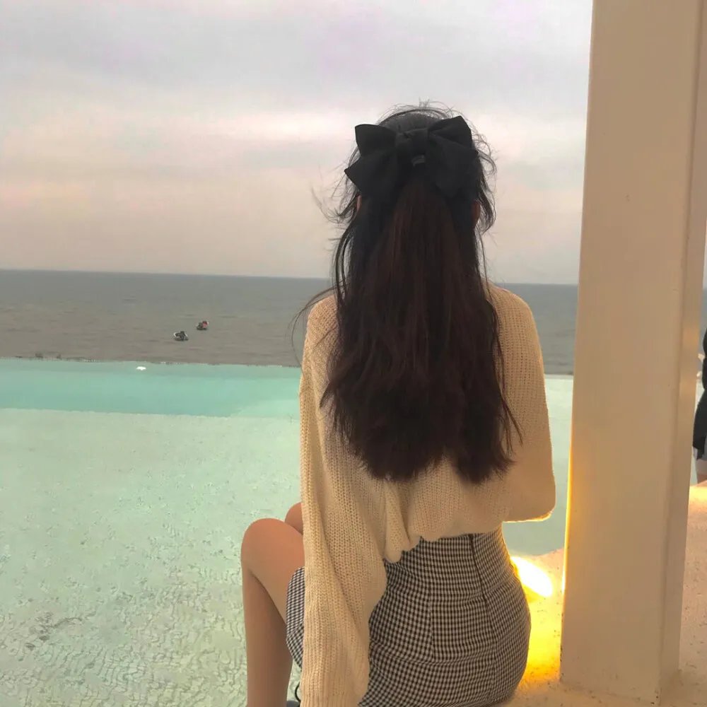 穿黄靴子的女孩